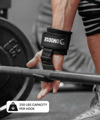 DMoose ganchos asegurando una barra durante un deadlift pesado