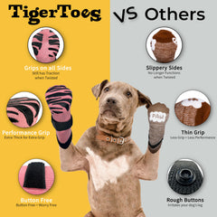 DOK TigerToes calcetín puesto en una pata de perro sobre madera evitando resbalones
