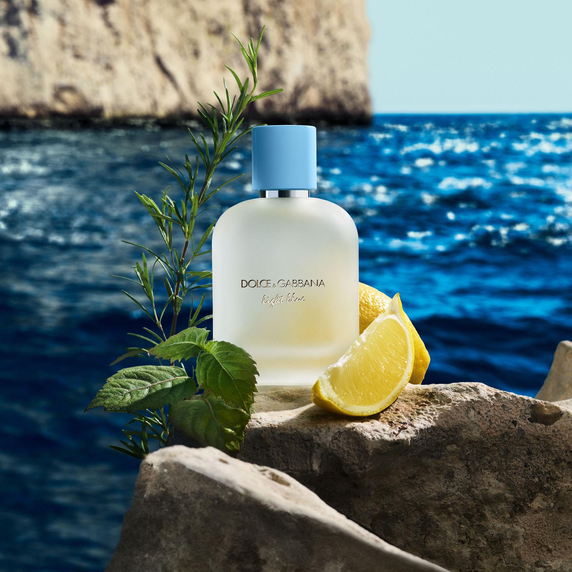 Dolce&Gabbana atomizador aplicando niebla fina para una difusión precisa y controlada