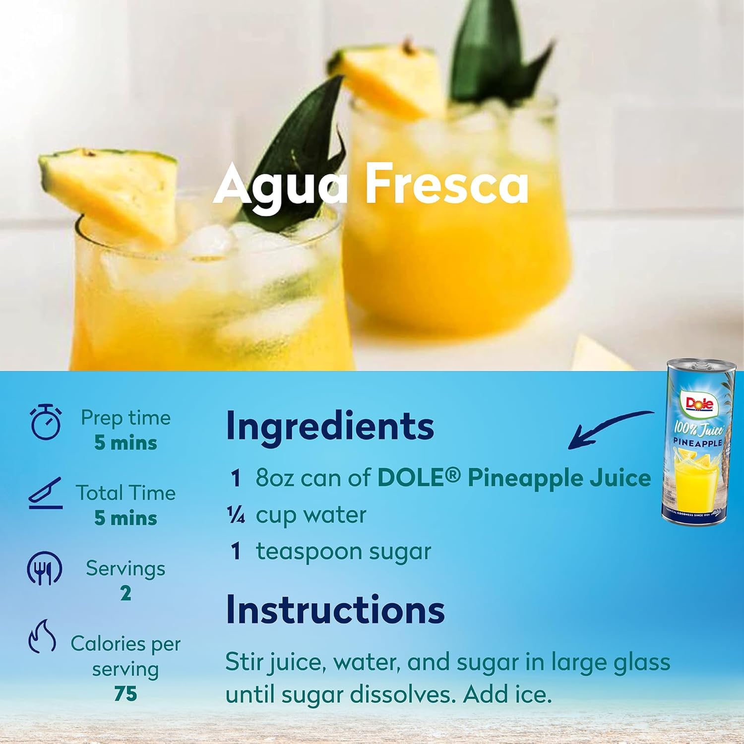 Persona disfrutando jugo Dole en terraza, bebida fresca y práctica