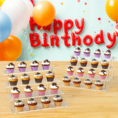 Dooiclear sosteniendo cupcakes en una mesa de evento, presentación profesional