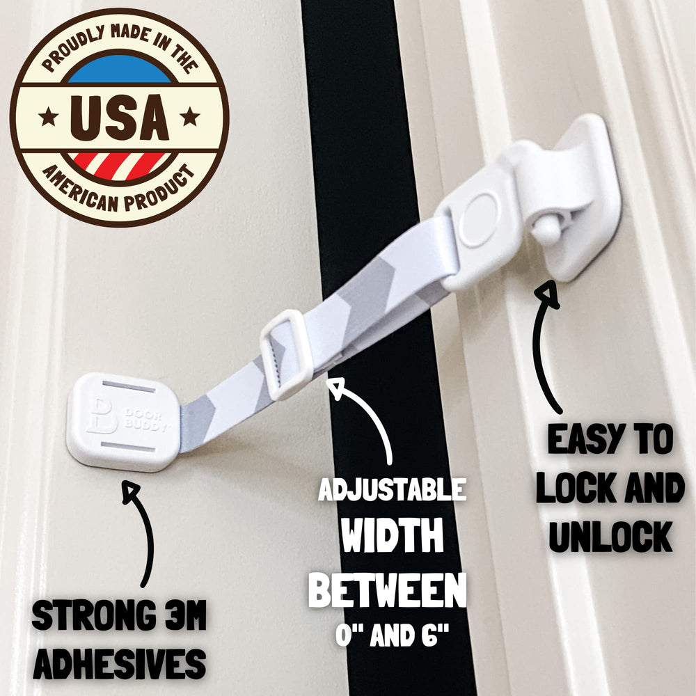 Door Buddy instalado en puerta con caja de arena, mantiene perros fuera