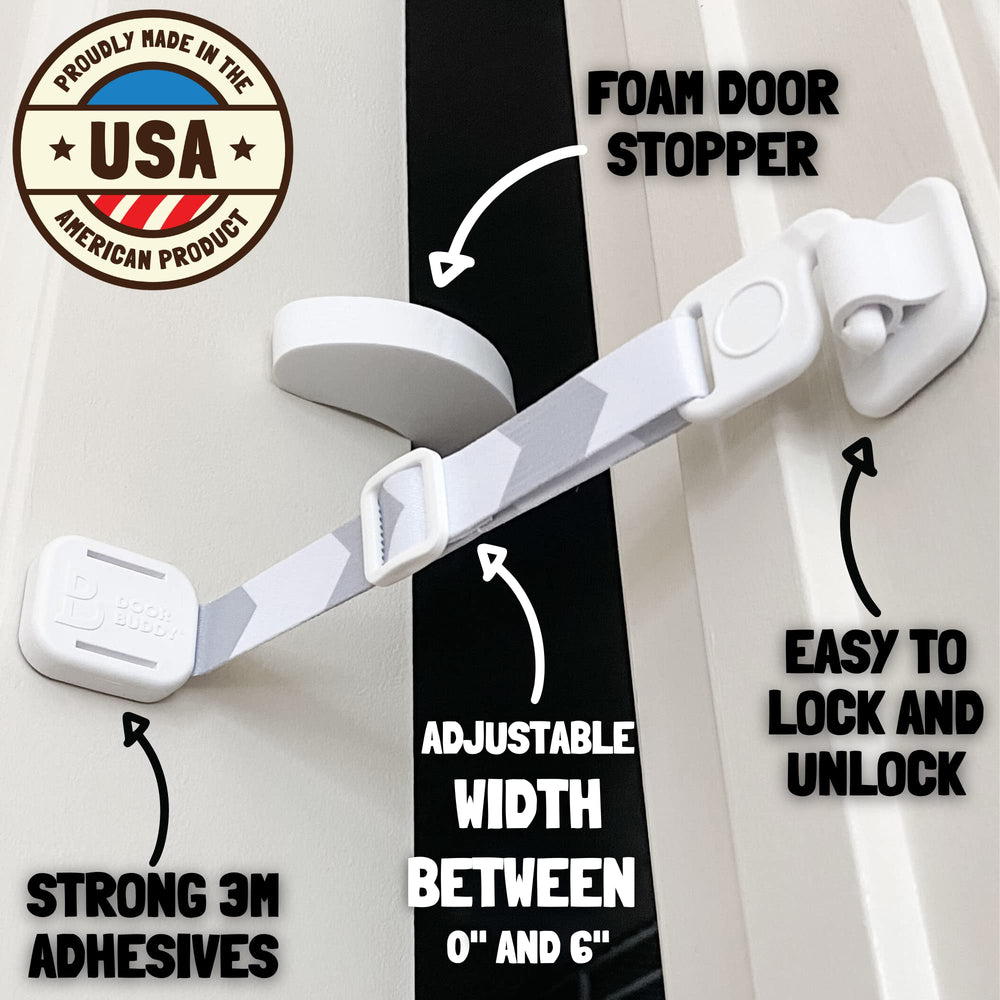 Door Buddy en uso con gato pasando por puerta entreabierta con seguridad