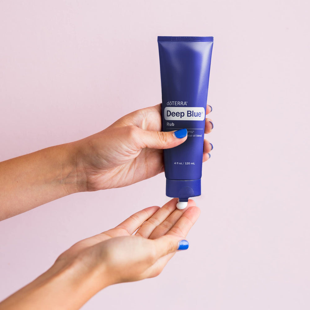 doTERRA Deep Blue Rub junto a elementos cotidianos para comparar tamaño