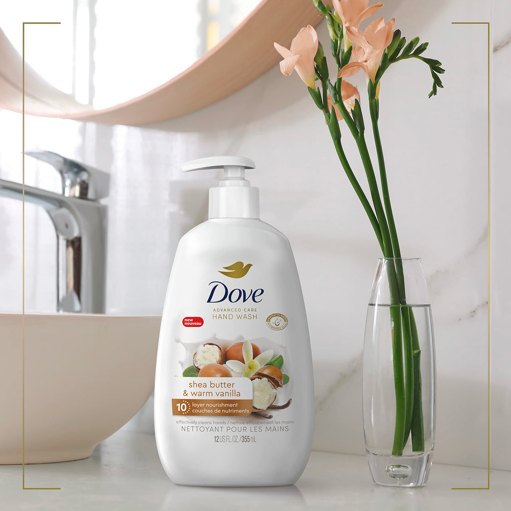 Dove en baño mostrando dispensador en uso y confort