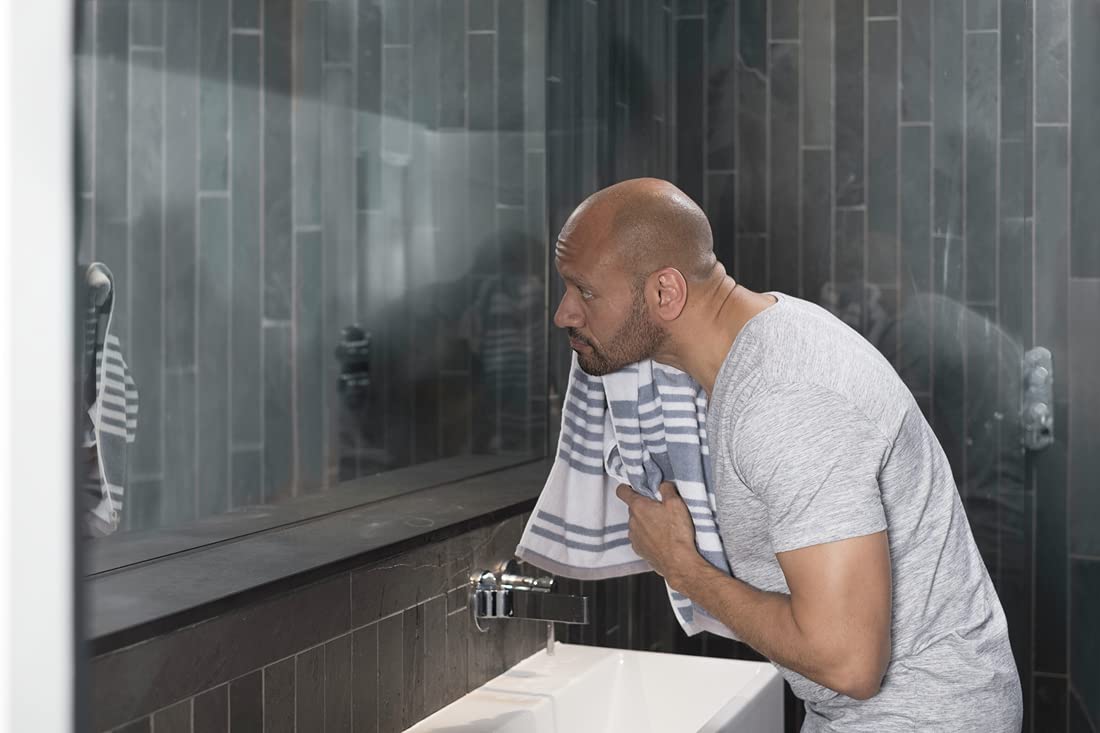 DOVE MEN+CARE producto en rutina matinal junto a artículos de afeitado