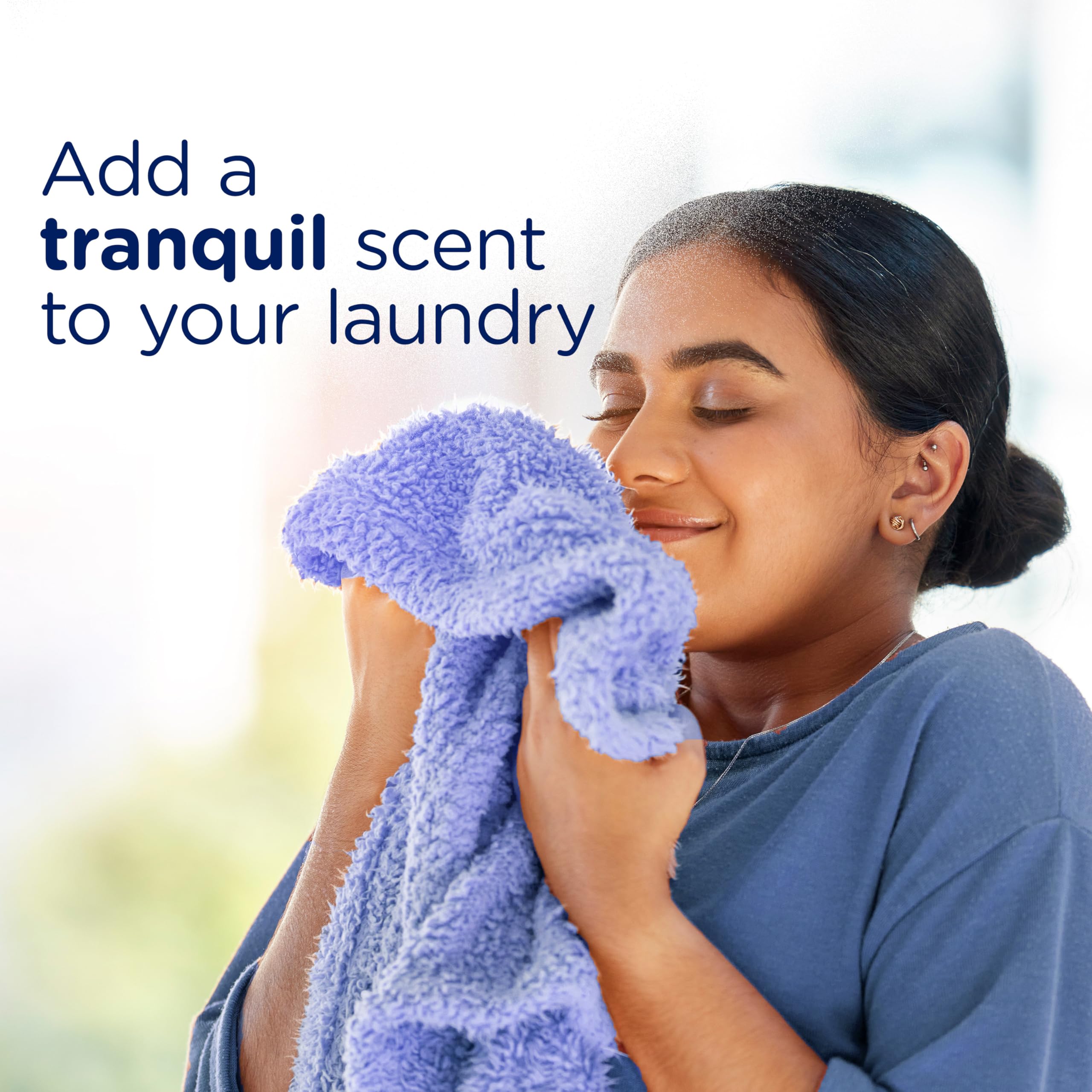 Downy envase junto a objetos para ver tamaño y porción