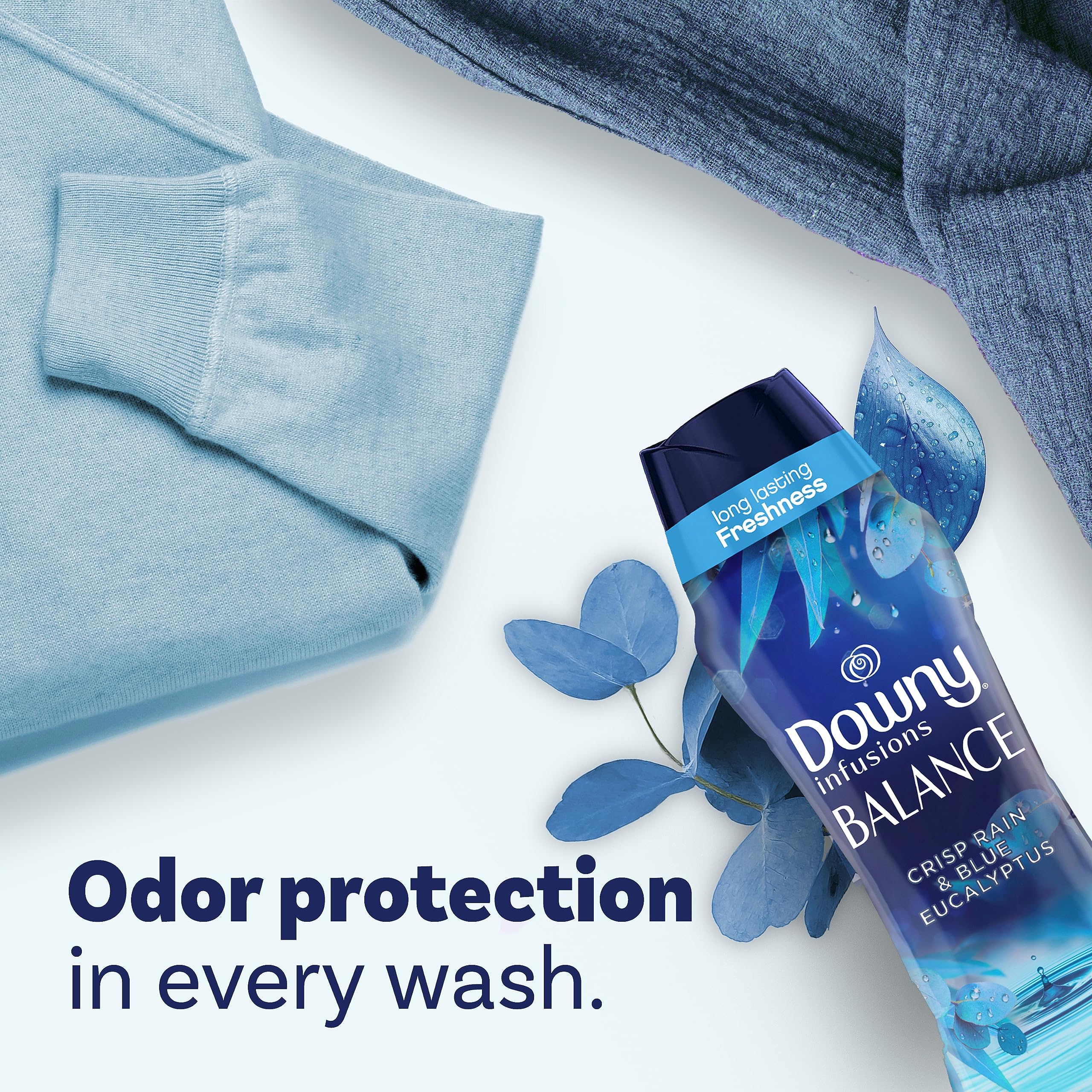 Downy mano sosteniendo el envase para mostrar tamaño práctico y facilidad de uso