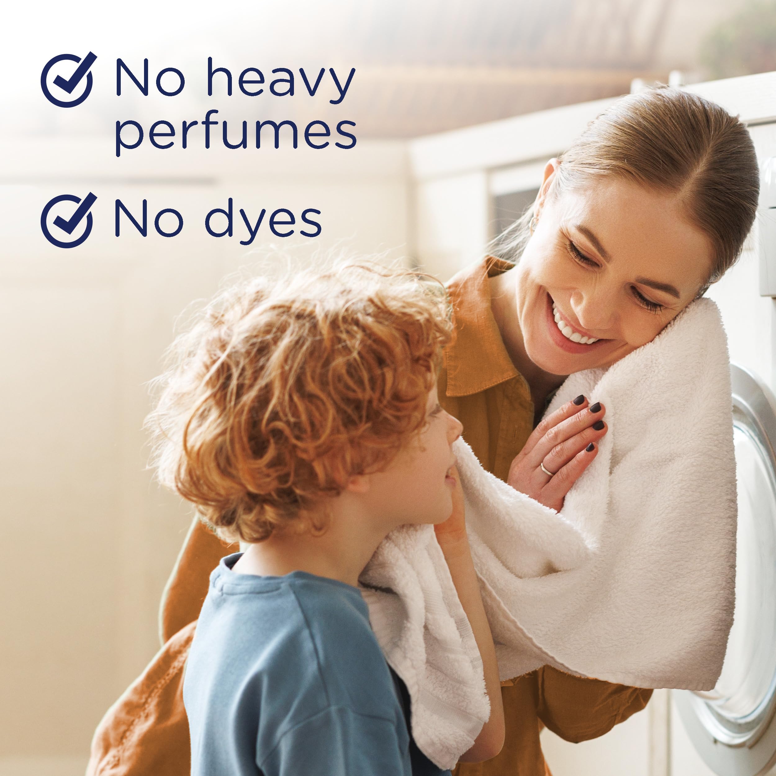 Downy perlas siendo añadidas al tambor de lavadora para aroma duradero