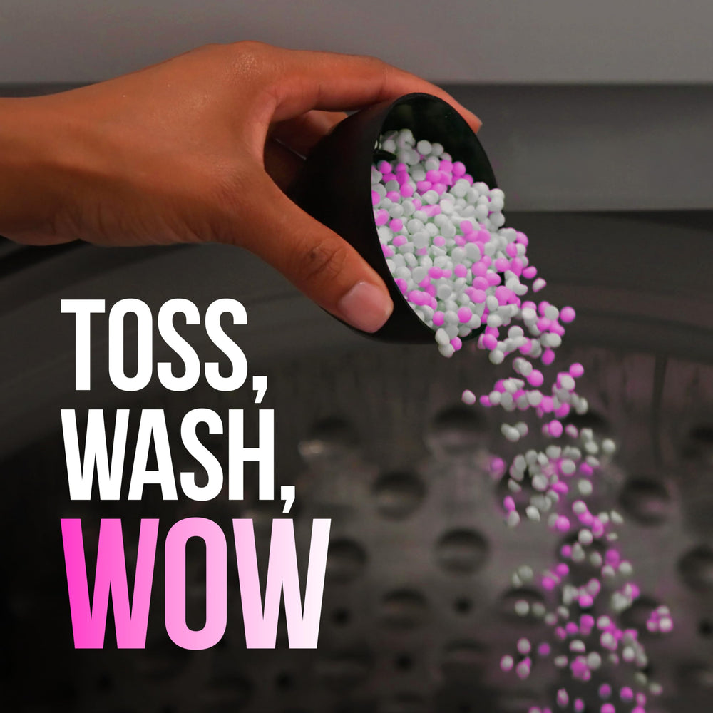 Downy Unstopables ropa recién lavada colgada transmitiendo fragancia y frescura