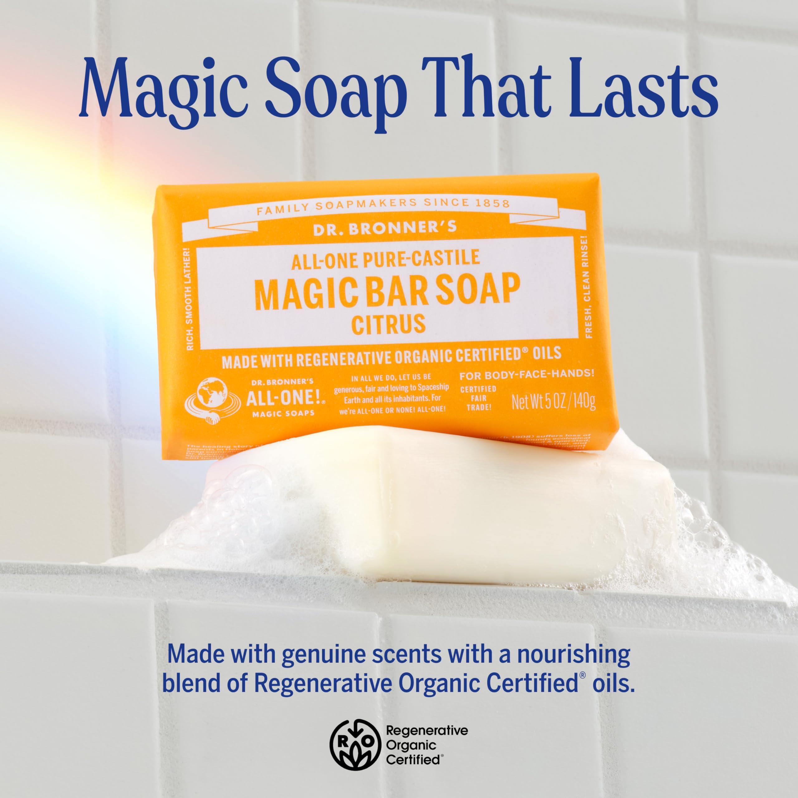 Dr. Bronner's espuma densa en la mano que muestra buena capacidad de limpieza