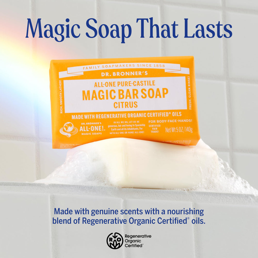 Dr. Bronner's espuma densa en la mano que muestra buena capacidad de limpieza