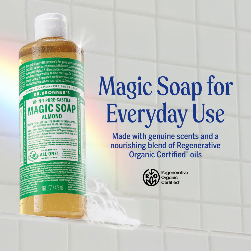 Espuma cremosa del jabón de almendra Dr. Bronner's ilustrando limpieza suave y enjuague fácil