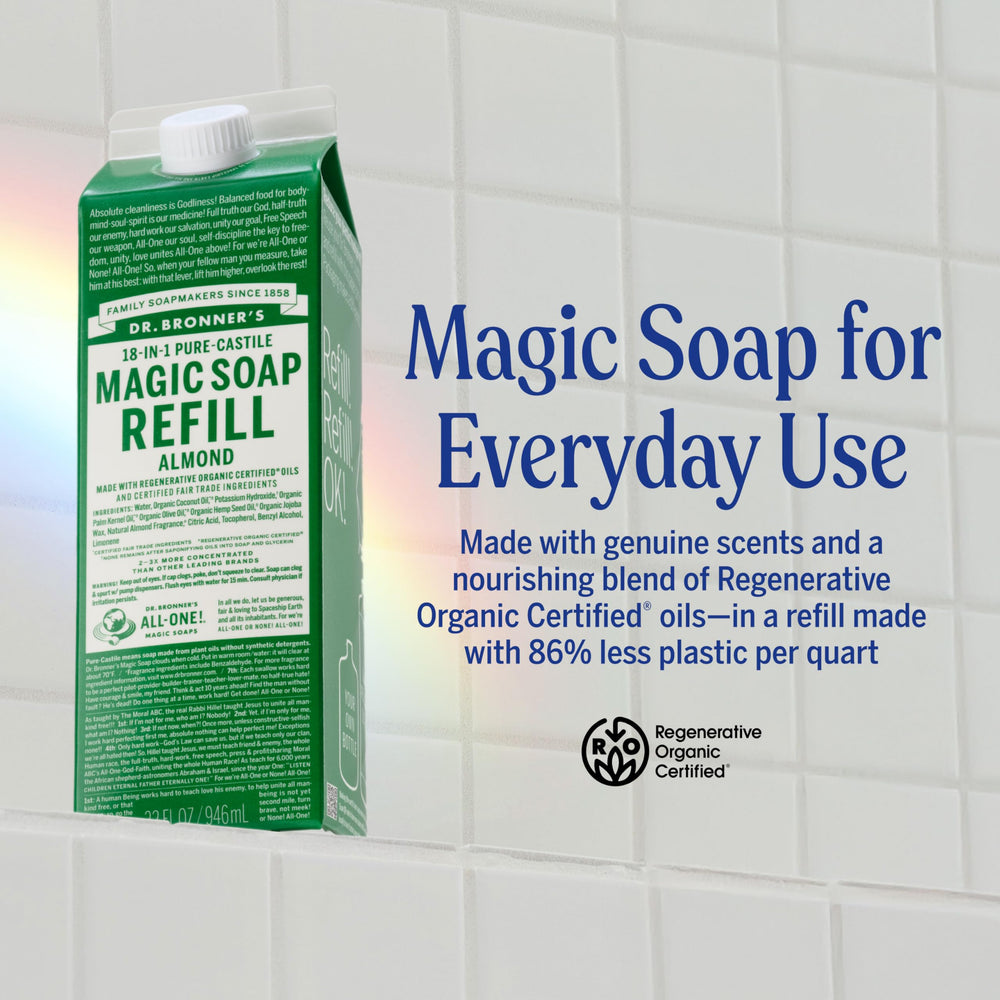 Dr. Bronner's espuma rica y cremosa demostrando limpieza suave y enjuague fácil