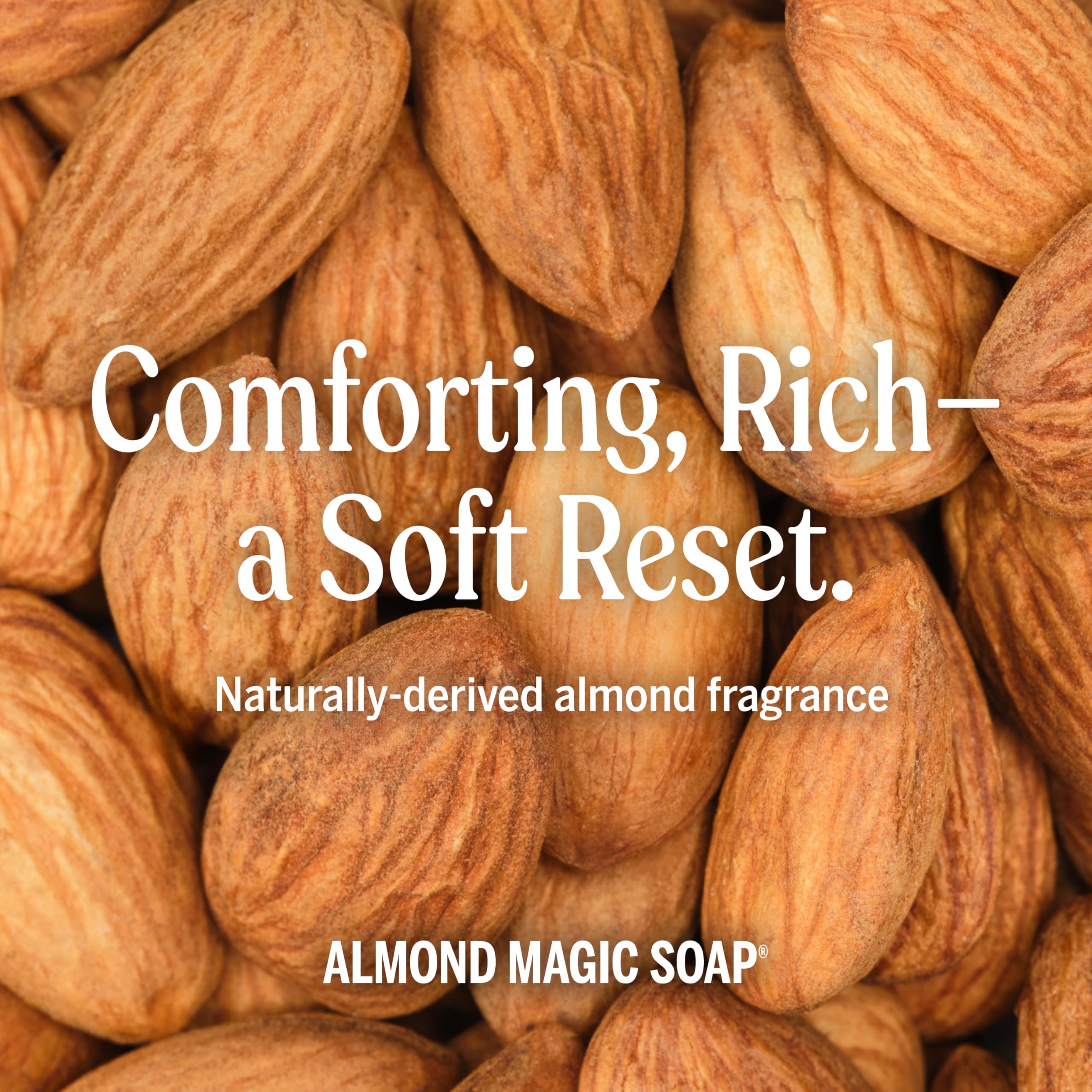 Manos enjabonadas con Dr. Bronner's almendra, sensación hidratante y suave