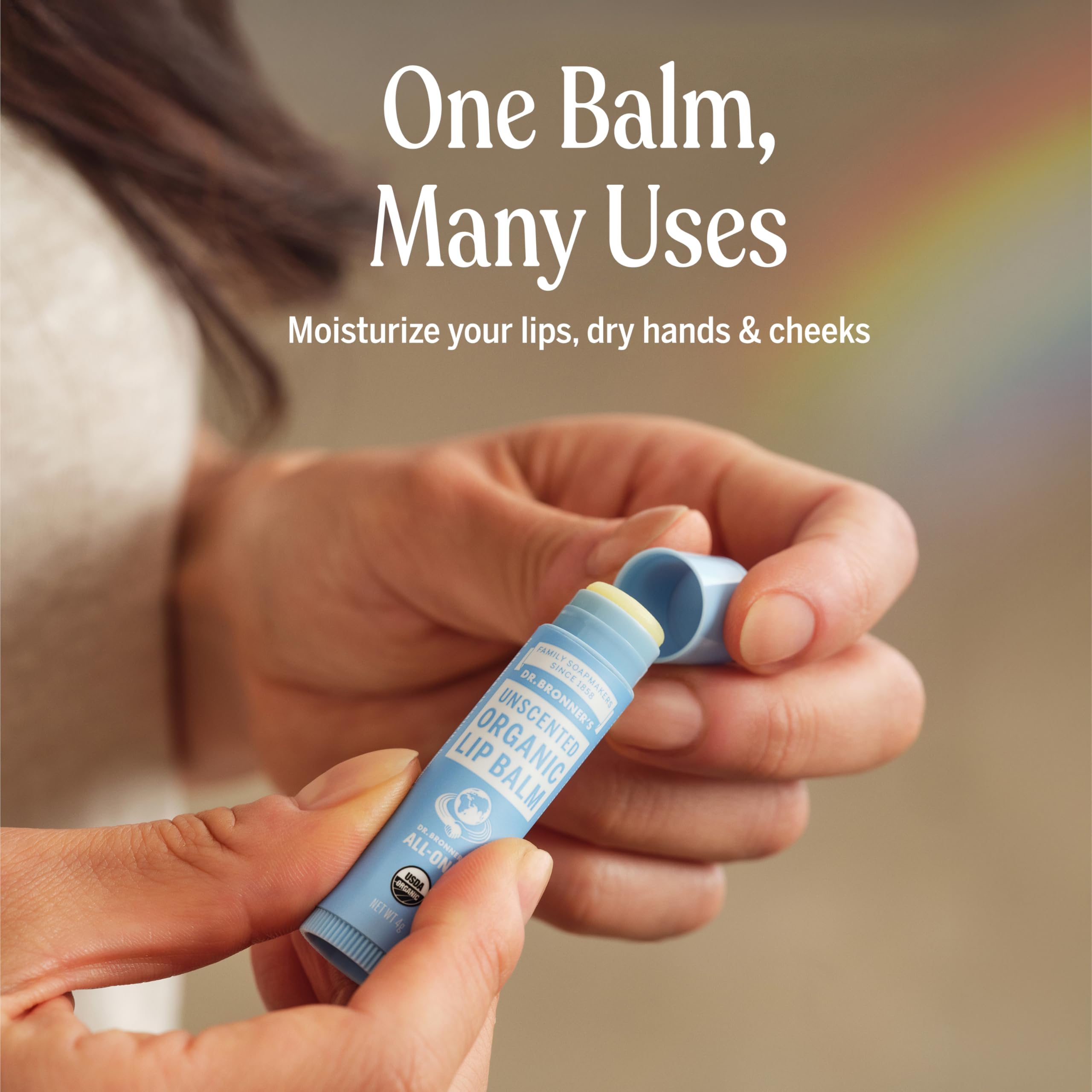 Dr. Bronner’s aplicándose en labios, protección inmediata contra resequedad