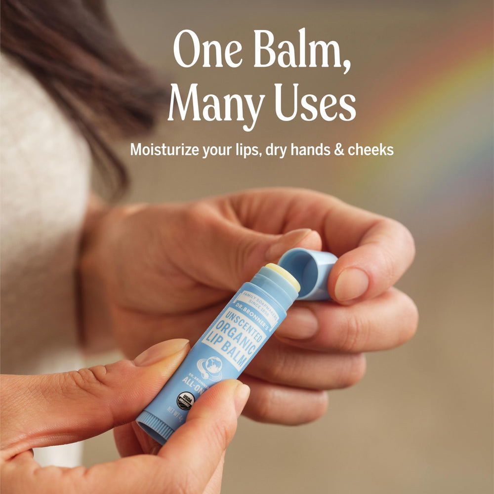 Dr. Bronner’s aplicándose en labios, protección inmediata contra resequedad