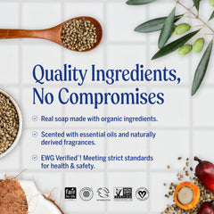 Dr. Bronner's textura de espuma densa demostrando buena capacidad limpiadora