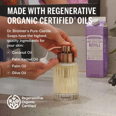 Dr. Bronner's espuma espesa detalle que muestra limpieza efectiva sin químicos