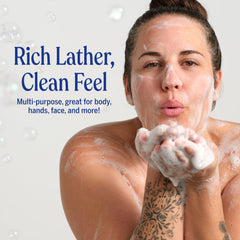 Dr. Bronner's uso en ducha mostrando aplicación corporal eficiente