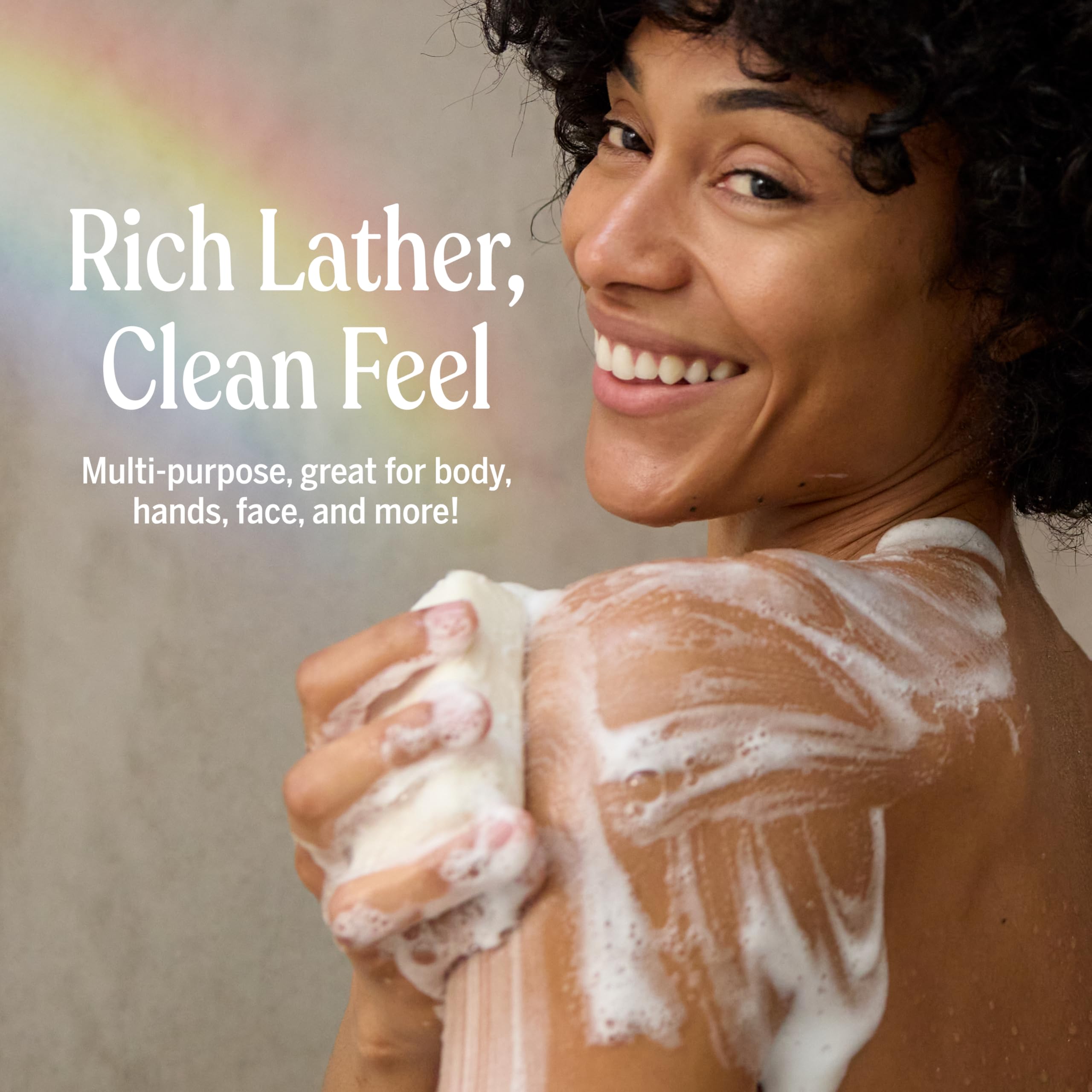 Dr. Bronner's barra en mano durante uso, muestra versatilidad en cuerpo y cabello