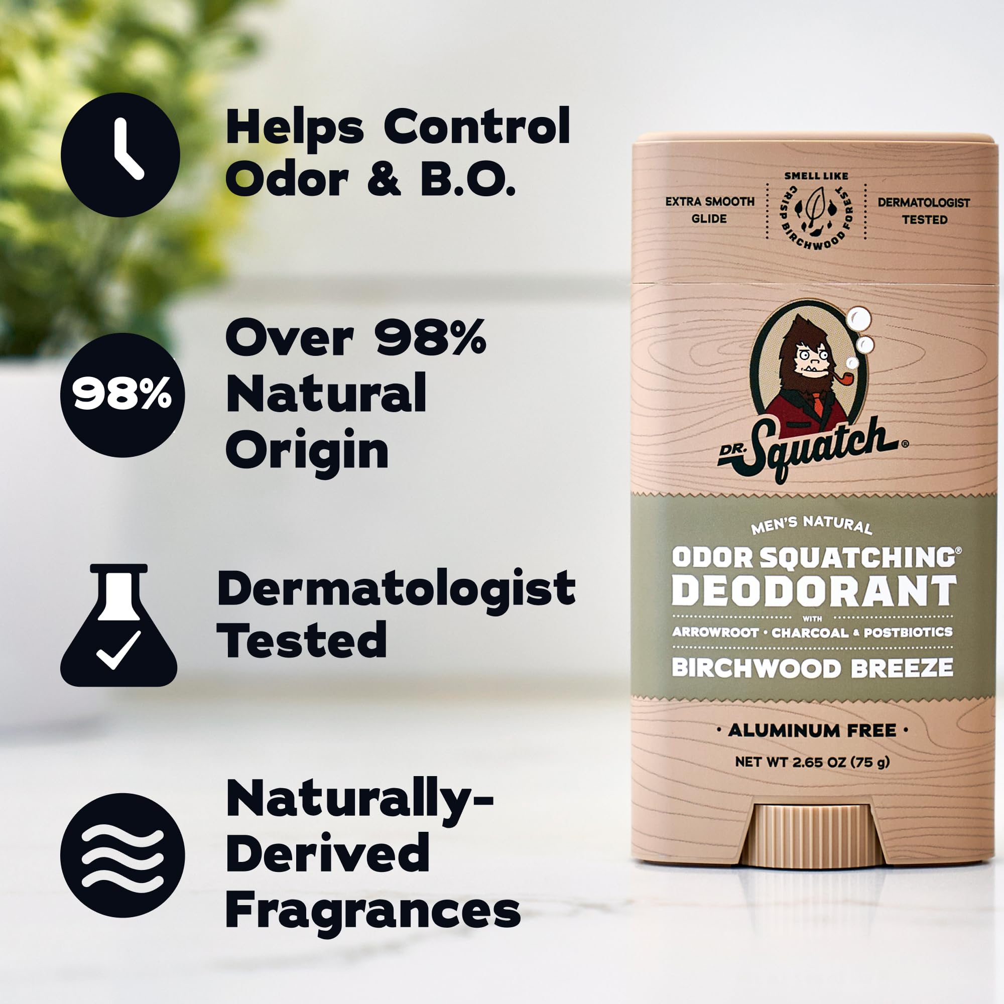 Dr. Squatch barra en mano para comparar tamaño y conveniencia de viaje