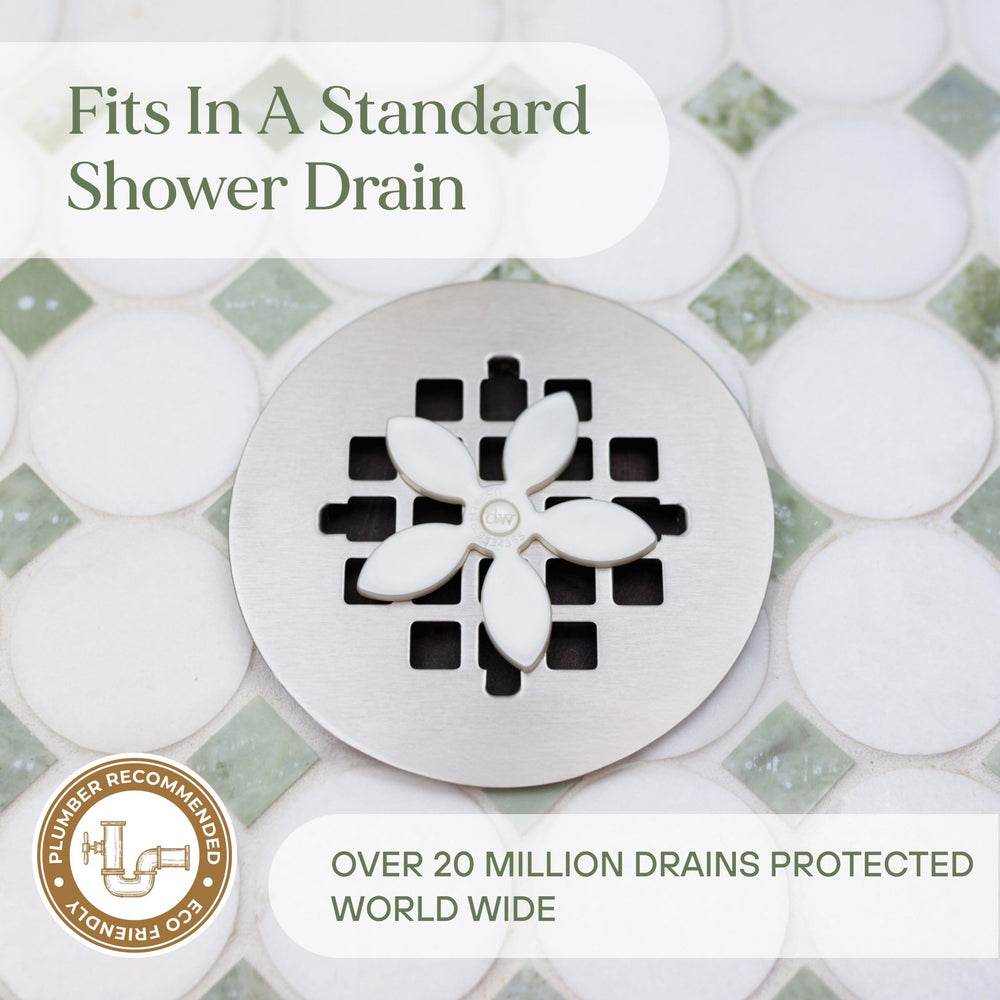 Uso en familia: mujer instalando DrainWig en ducha preventiva DrainWig