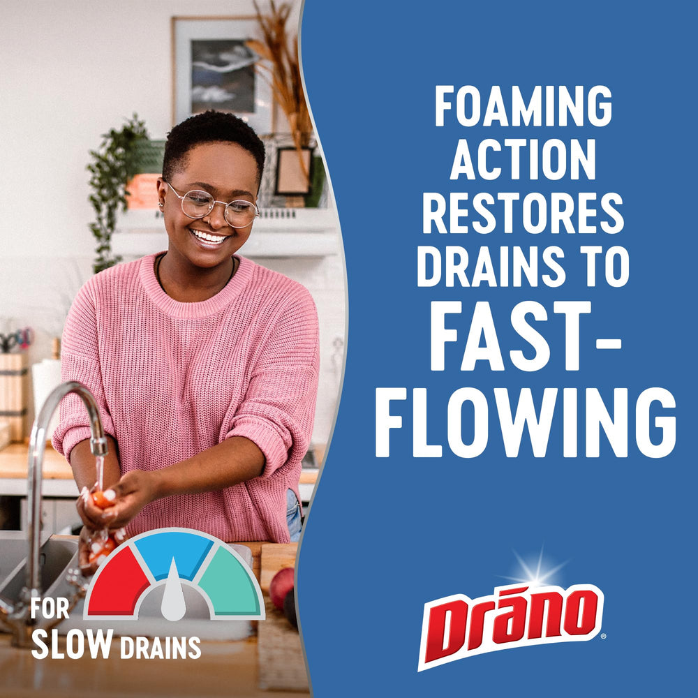 Drano aplicándose en un fregadero para desatascar y limpiar