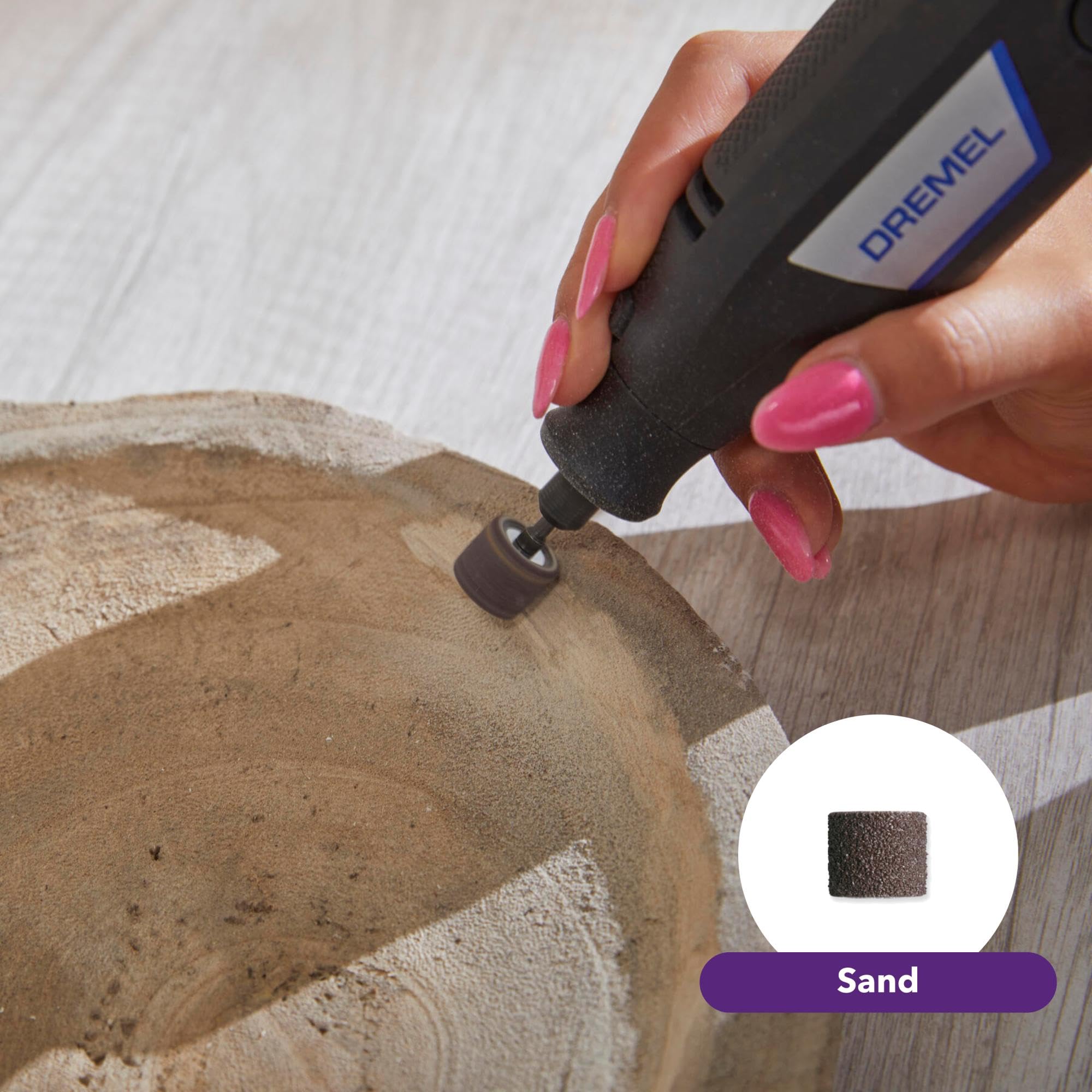 Dremel 3100 en mano para comparar tamaño, escala cómoda para tareas detalladas