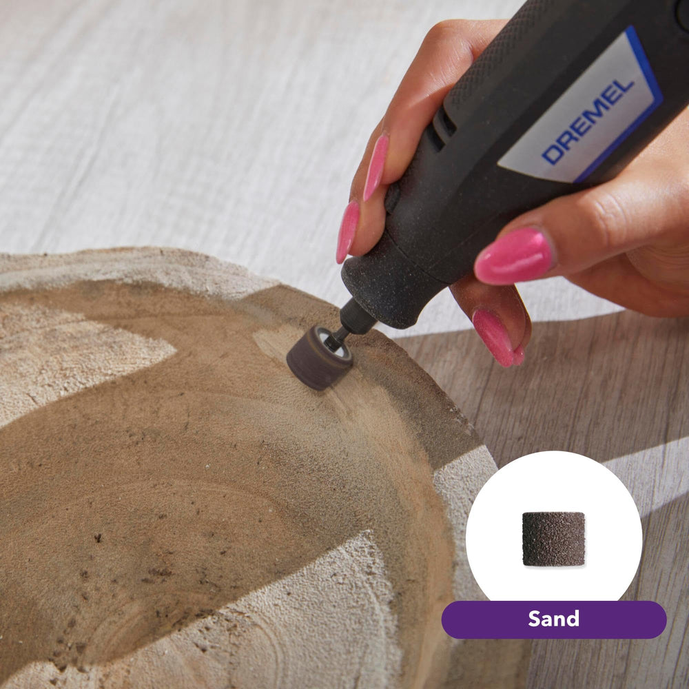 Dremel 3100 en mano para comparar tamaño, escala cómoda para tareas detalladas