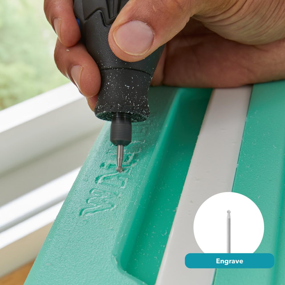 Dremel 4000 comparación de tamaño con una mano para escala
