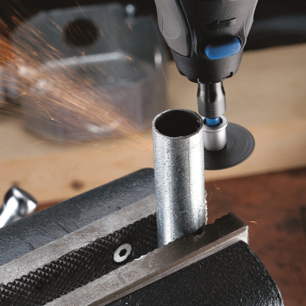 Dremel escena de taller con el kit en uso, ideal para proyectos de bricolaje