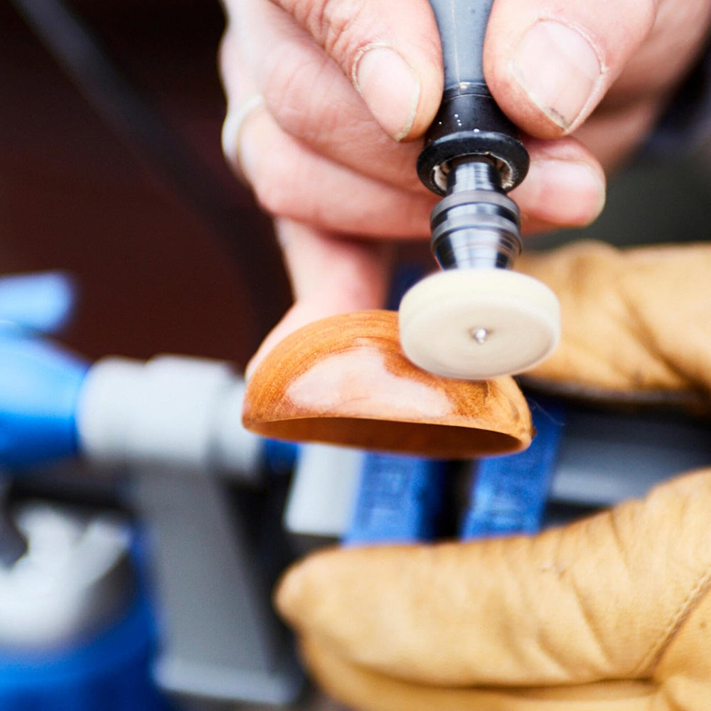 Dremel herramienta en taller lijando madera para proyecto doméstico