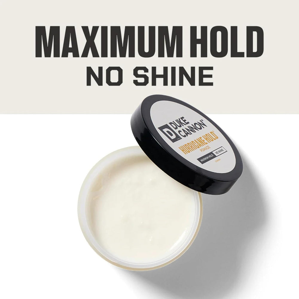 Duke Cannon pomada aplicada en cabello para fijación sin brillo