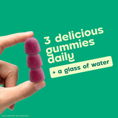 Dulcolax gominola en mano lista para tomar con vaso de agua
