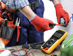 DULFINE guantes en uso en taller mostrando control y protección ligera