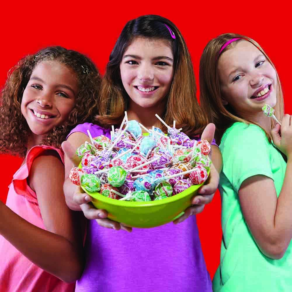 Dum Dums surtido de paletas extendidas mostrando variedad de sabores