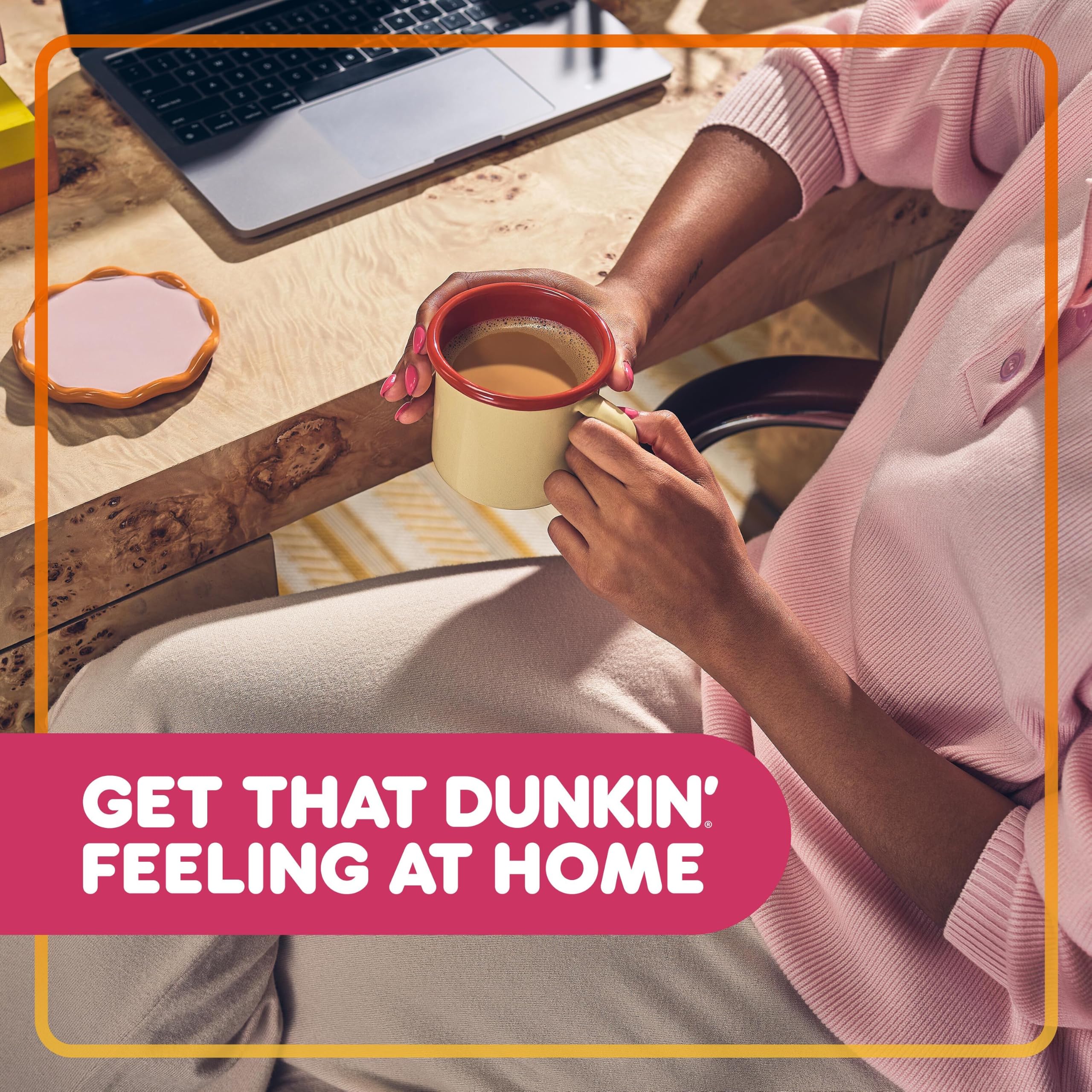 Dunkin’ taza en mesa de desayuno que inspira momento agradable