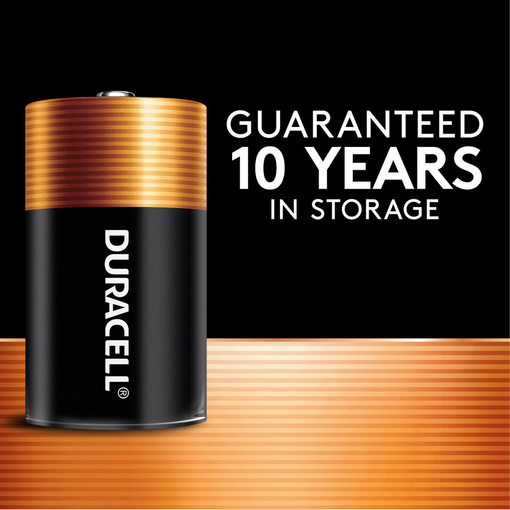 Pila Duracell Coppertop D instalada en linterna potente, luz continua y brillante