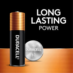 Duracell CR2450 detalle de superficie de la pila destacando calidad duradera