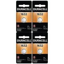 Detalle de la superficie de una pila Duracell DL1632 mostrando marcado y larga vida en estantería