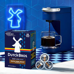 Dutch Bros cápsula junto a cuchara para comparar tamaño