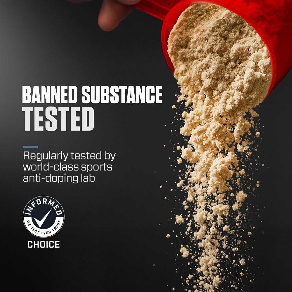 Dymatize ISO100 bote al lado de pesa para comparar tamaño y porciones