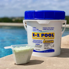 E-z Pool producto en uso vertido en piscina para mantener agua clara y equilibrada