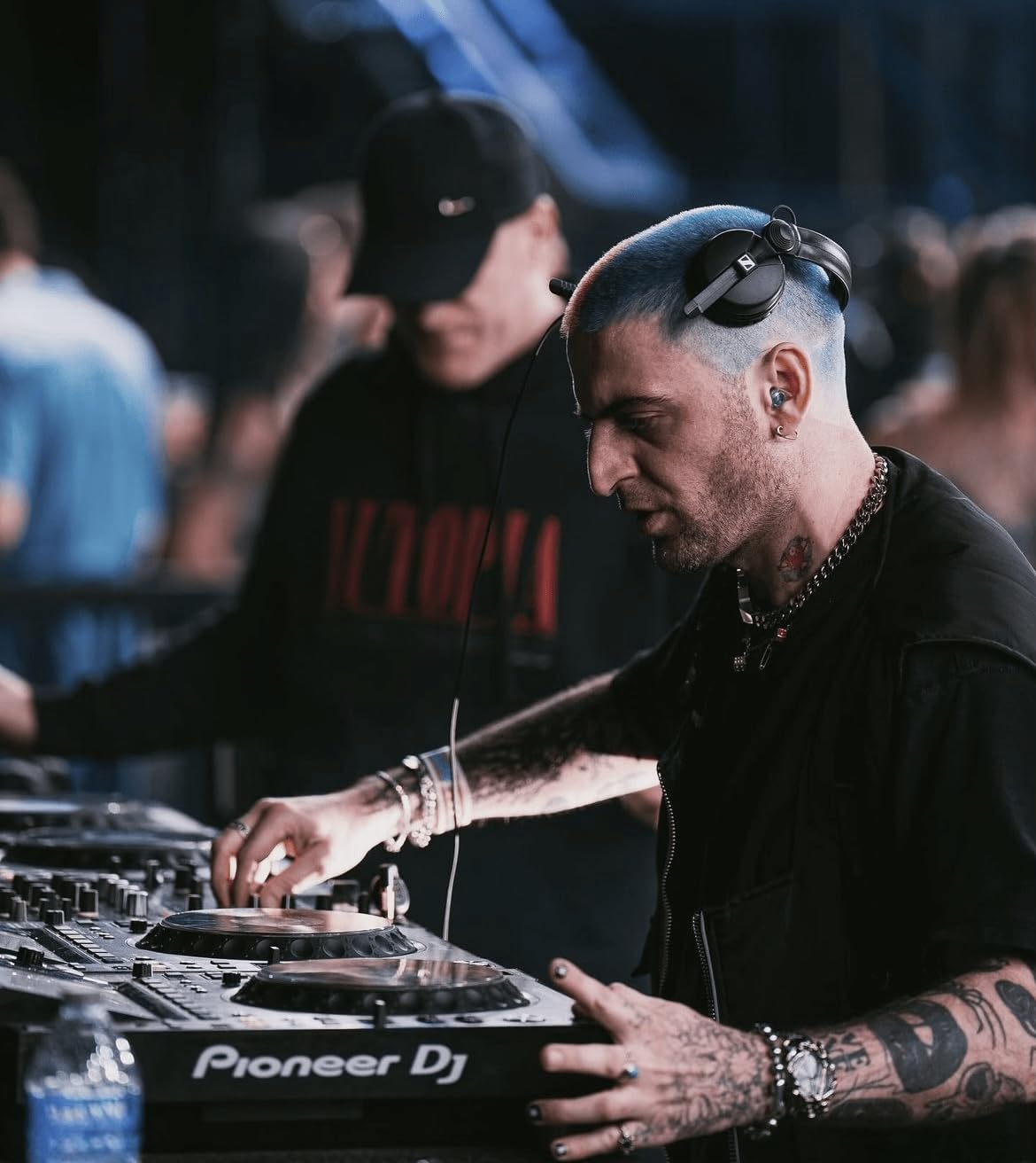 Eargasm uso en festival mostrando protección auditiva sin perder experiencia