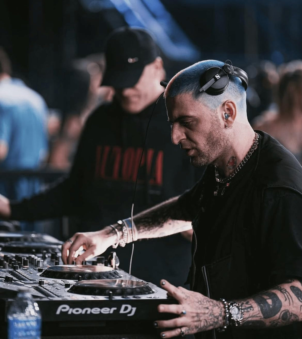 Eargasm uso en festival mostrando protección auditiva sin perder experiencia