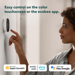 ecobee termostato instalado en pared en sala para estilo y ahorro