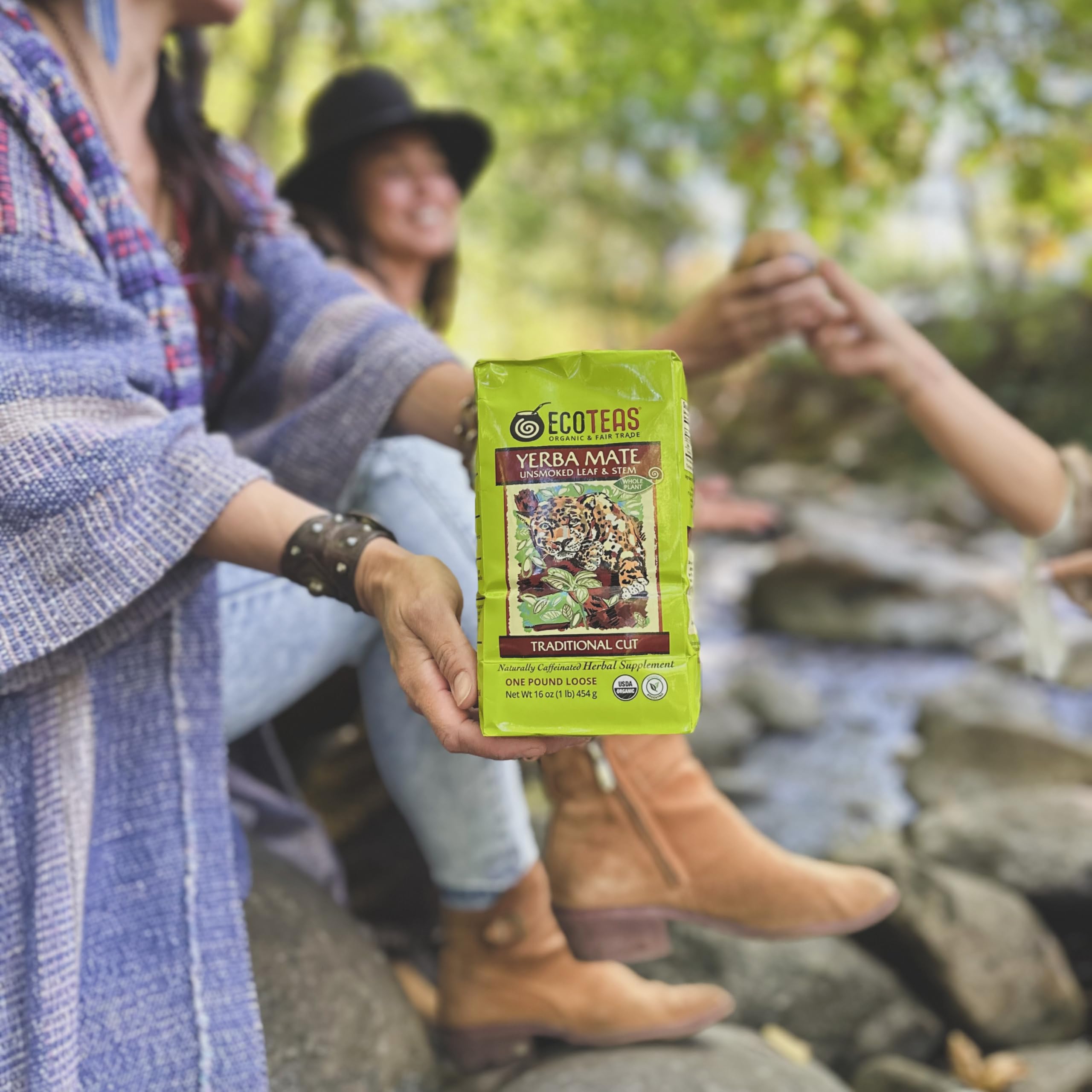 ECOTEAS escena lifestyle sobre mesa sugiriendo ritual diario y consumo social