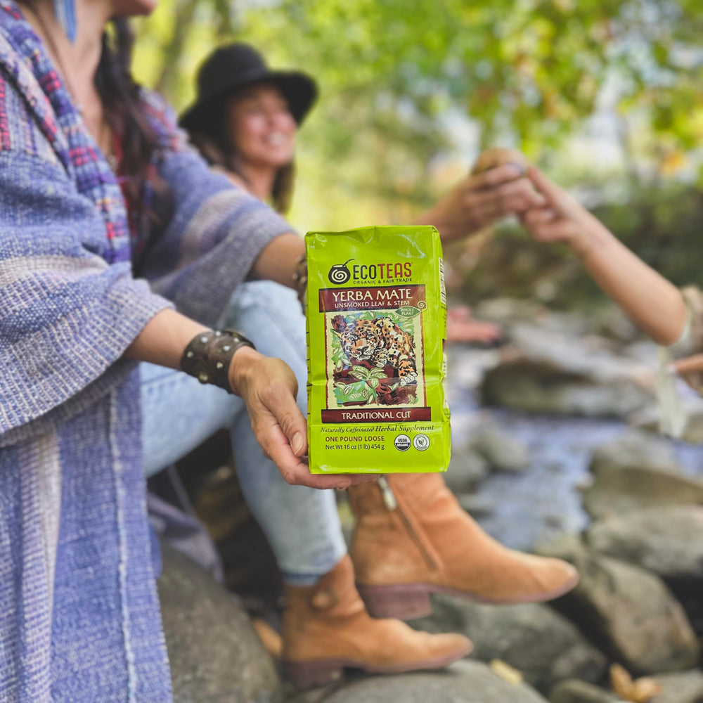 ECOTEAS escena lifestyle sobre mesa sugiriendo ritual diario y consumo social