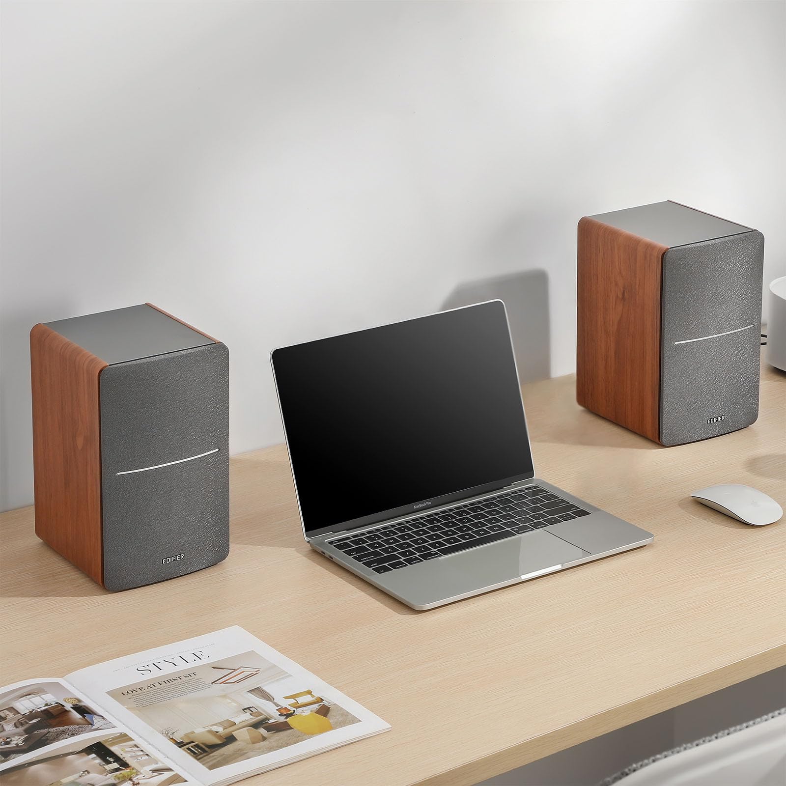 Edifier R1280T acabado en madera MDF que aporta estética y reducción de resonancias